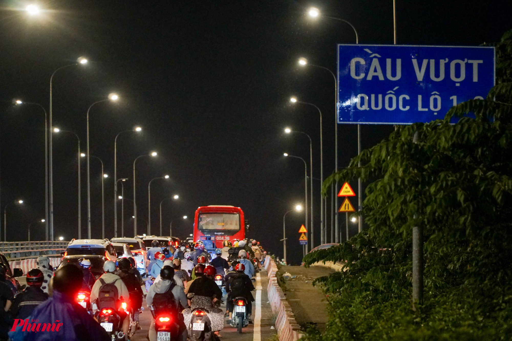 Cầu vượt nối đường Võ Văn Kiệt và QL1A đông dần vào cuối ngày