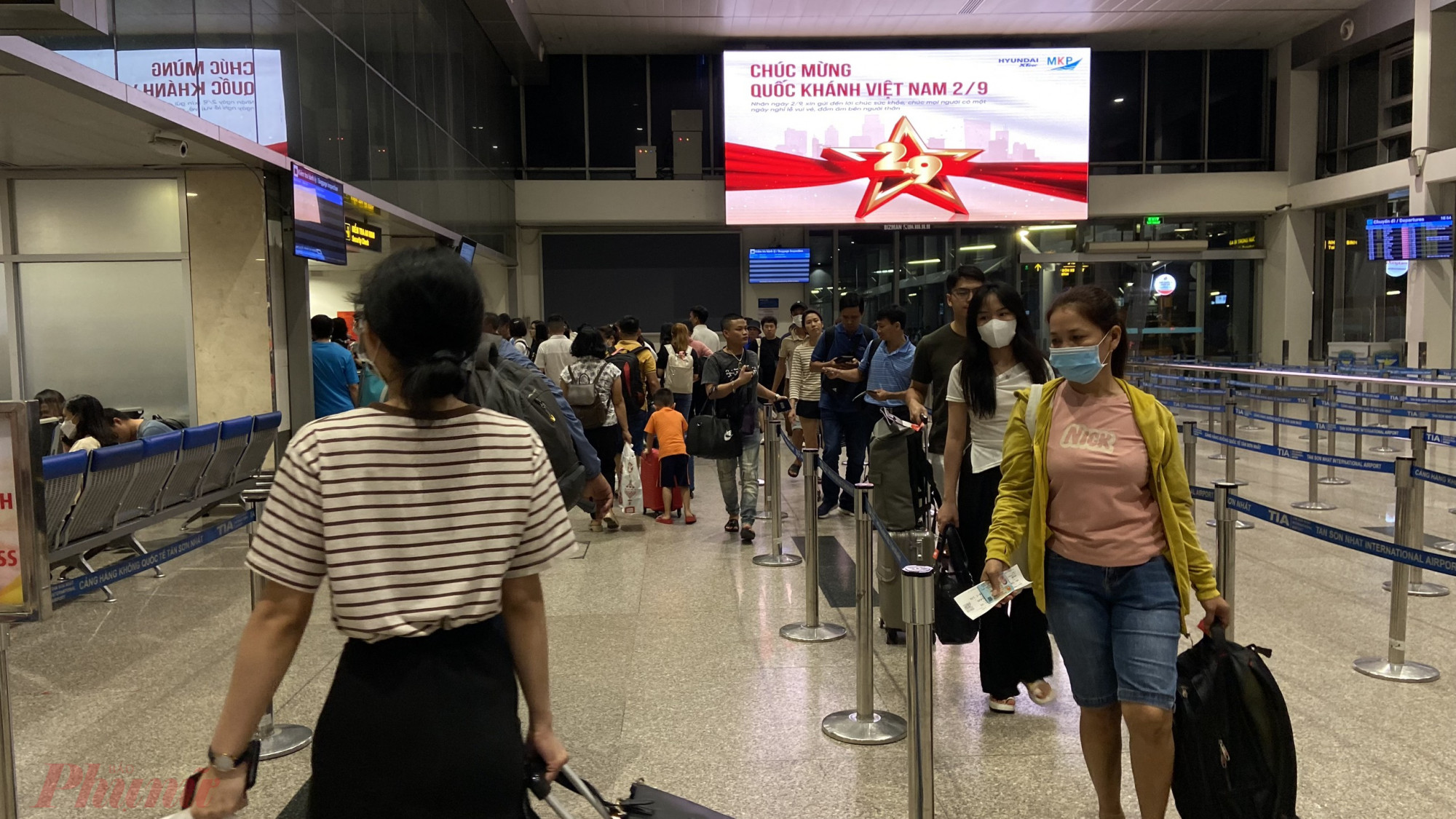 Tối 31-8, người dân bắt đầu đổ về sân bay Tân Sơn Nhất để nghỉ lễ 2-9. Theo ghi nhận, lượng khách không quá đông, các thủ tục bay diễn ra nhanh chóng.