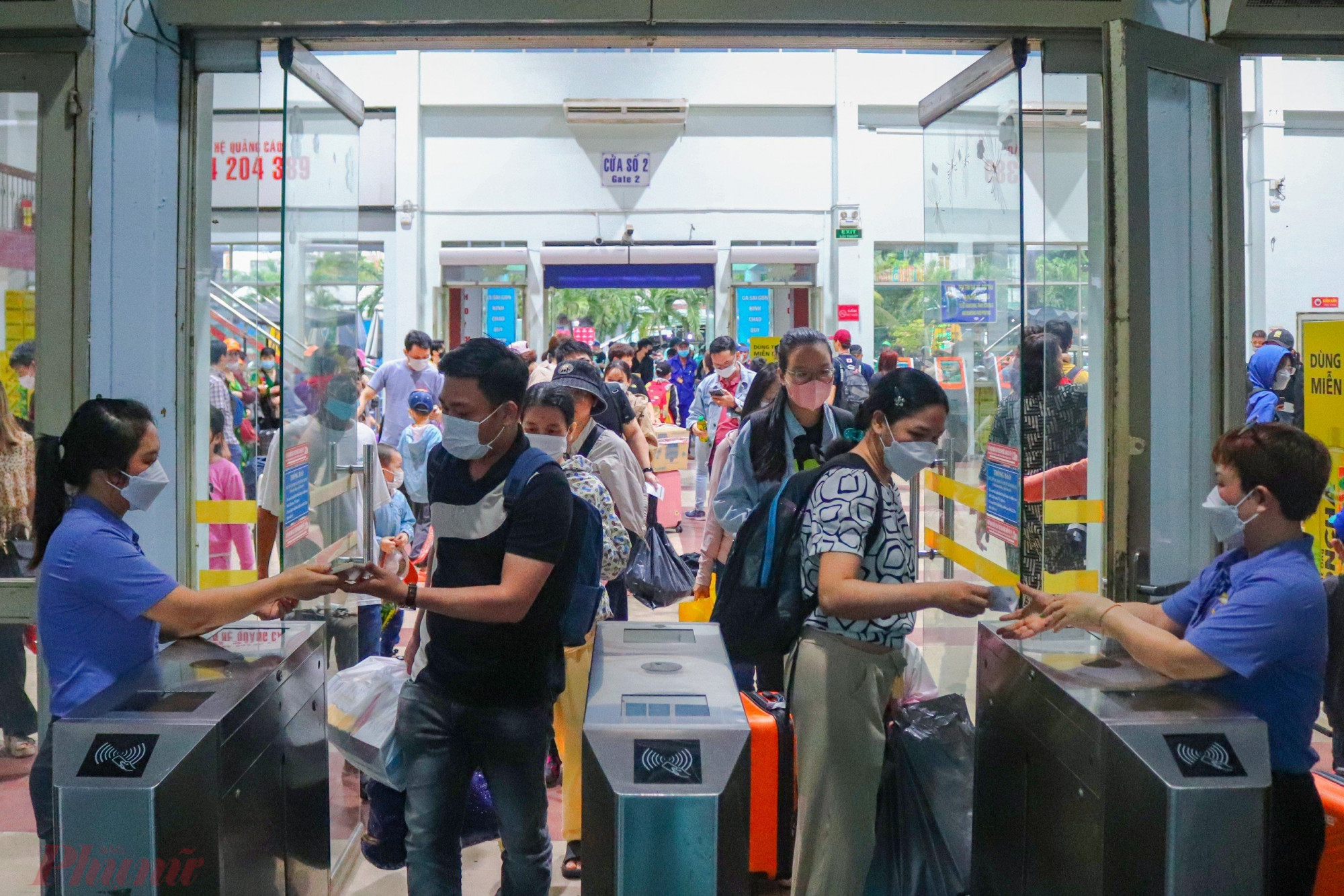 Đến 17h30, lượng hành khách đến ga bắt đầu nhiều, nhân viên của ga đã mở cửa kiểm tra vé và các giấy tờ tùy thân để khách lên tàu ổn định vị trí.