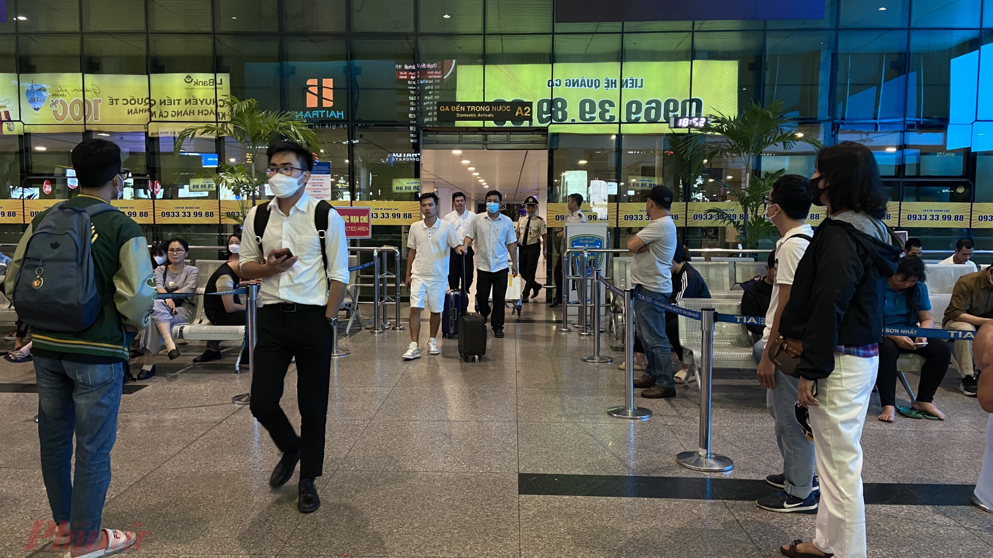 Tại  ga quốc nội, lượng khách ở chiều đi  đông hơn ở nên lực lượng an ninh được tăng cường hỗ trợ phân luồng. Bên cạnh đó, sân bay cũng tăng cường thêm nhân viên để hỗ trợ hướng dẫn hành khách.