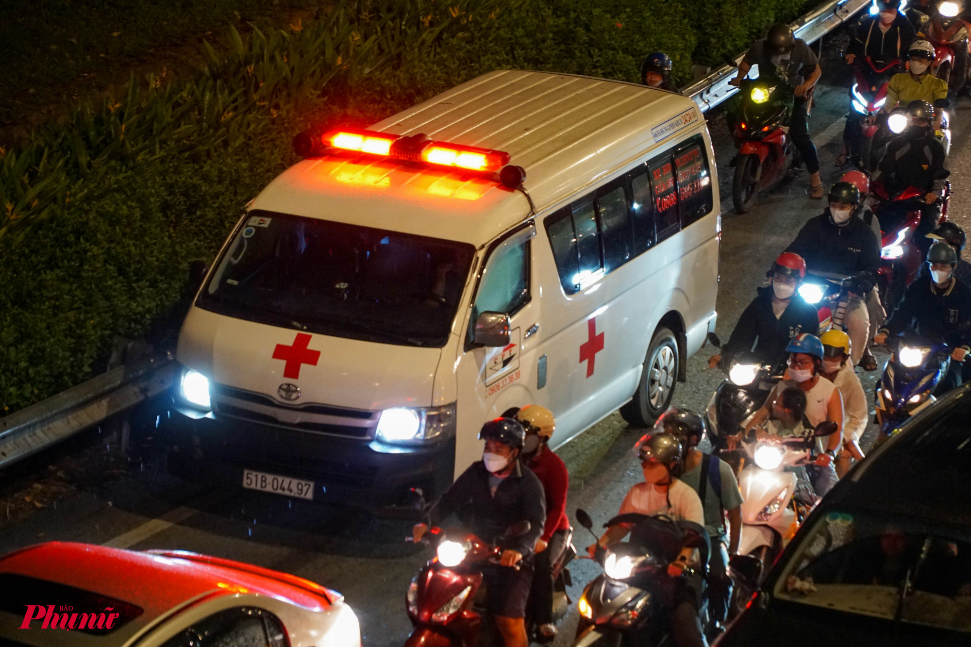 Một số xe cấp cứu cũng không thể di chuyển nhanh hơn do kẹt giữa dòng xe máy