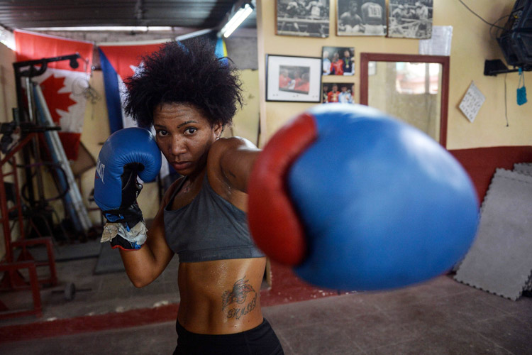 Nữ võ sĩ quyền anh đang tập luyện tại một trung tâm ở Havana - Ảnh: Yamil Lage/AFP.