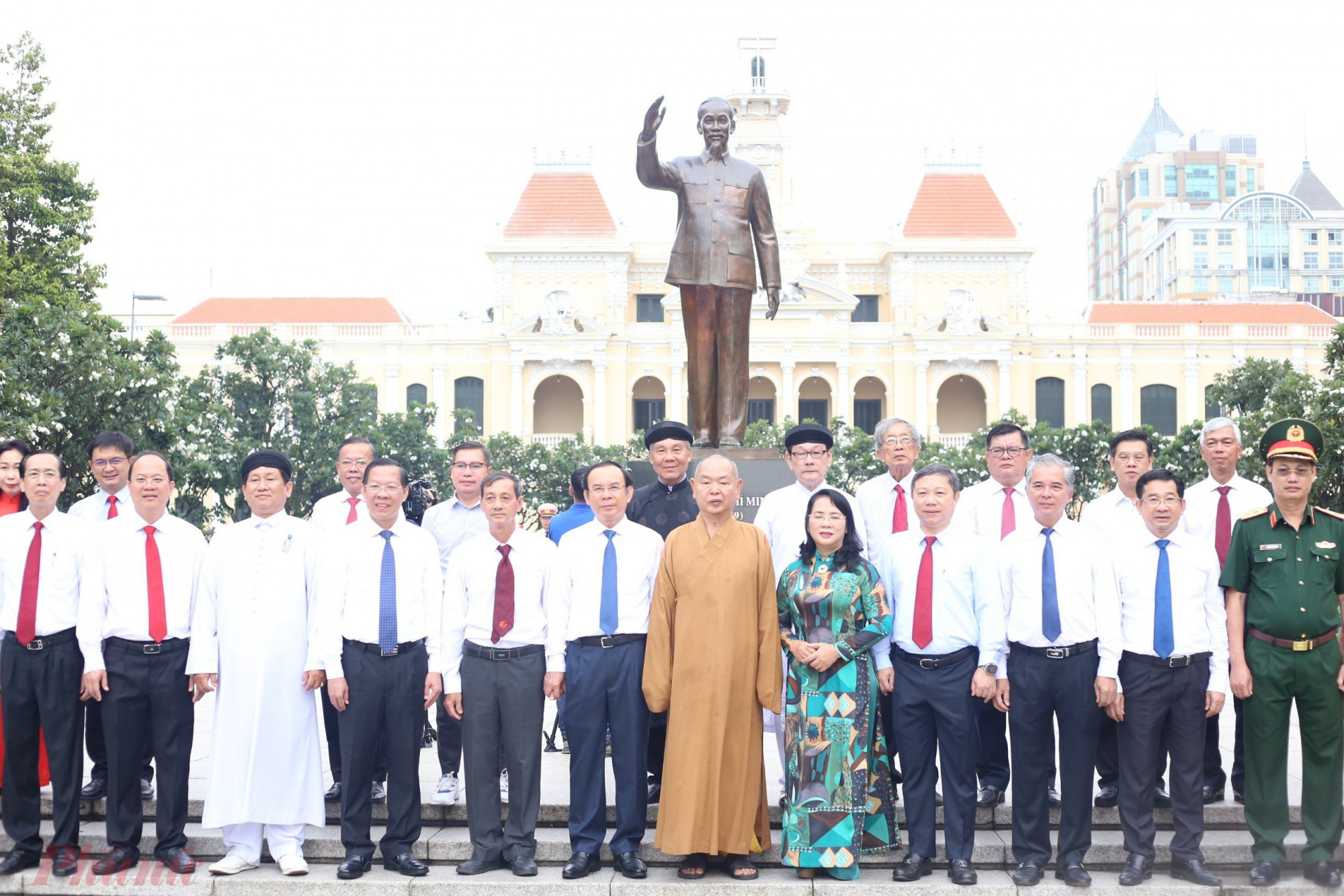 Đoàn đại biểu chụp ảnh lưu niệm trước tượng đài Chủ tịch Hồ Chí Minh