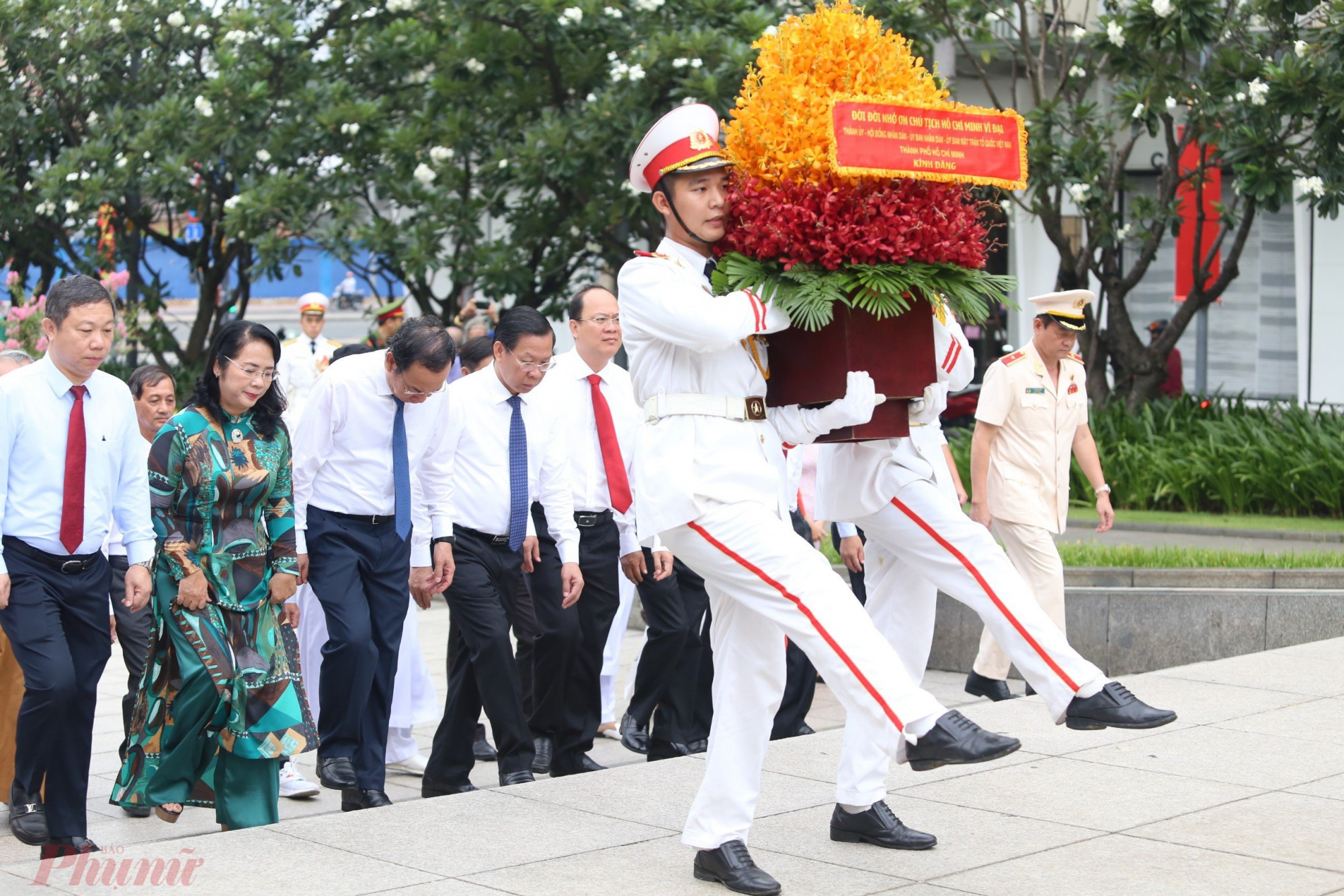 Lãnh đạo thành phố dâng hoa tưởng nhớ công ơn Chủ tịch Hồ Chí Minh