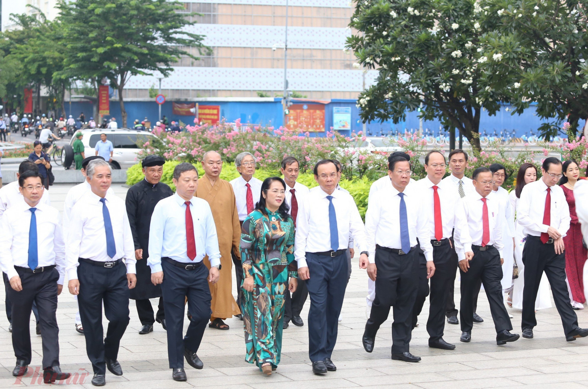 Đoàn đại biểu do Bí thư Thành ủy TPHCM Nguyễn Văn Nên làm trưởng đoàn, đã đến dâng hương, dâng hoa tưởng niệm Chủ tịch Hồ Chí Minh 