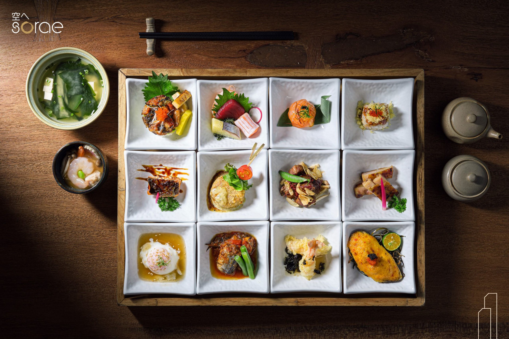 Ăn trưa tại Sorae Restaurant – Lounge (tầng 24 và 25 của tòa nhà văn phòng AB, số 76 đường Lê Lai, Quận 1). Giờ mở cửa từ 11-14g. Sorae là nhà hàng “trên đỉnh tầng mây” mang đậm dấu ấn của đất nước Nhật Bản xinh đẹp. Đến đây, bạn sẽ được thưởng thức sashimi tươi ngon, xem chế biến món nướng trên bếp yakitori... Giá một bữa ăn tại đây dao động từ 600.000 đồng/ người. 