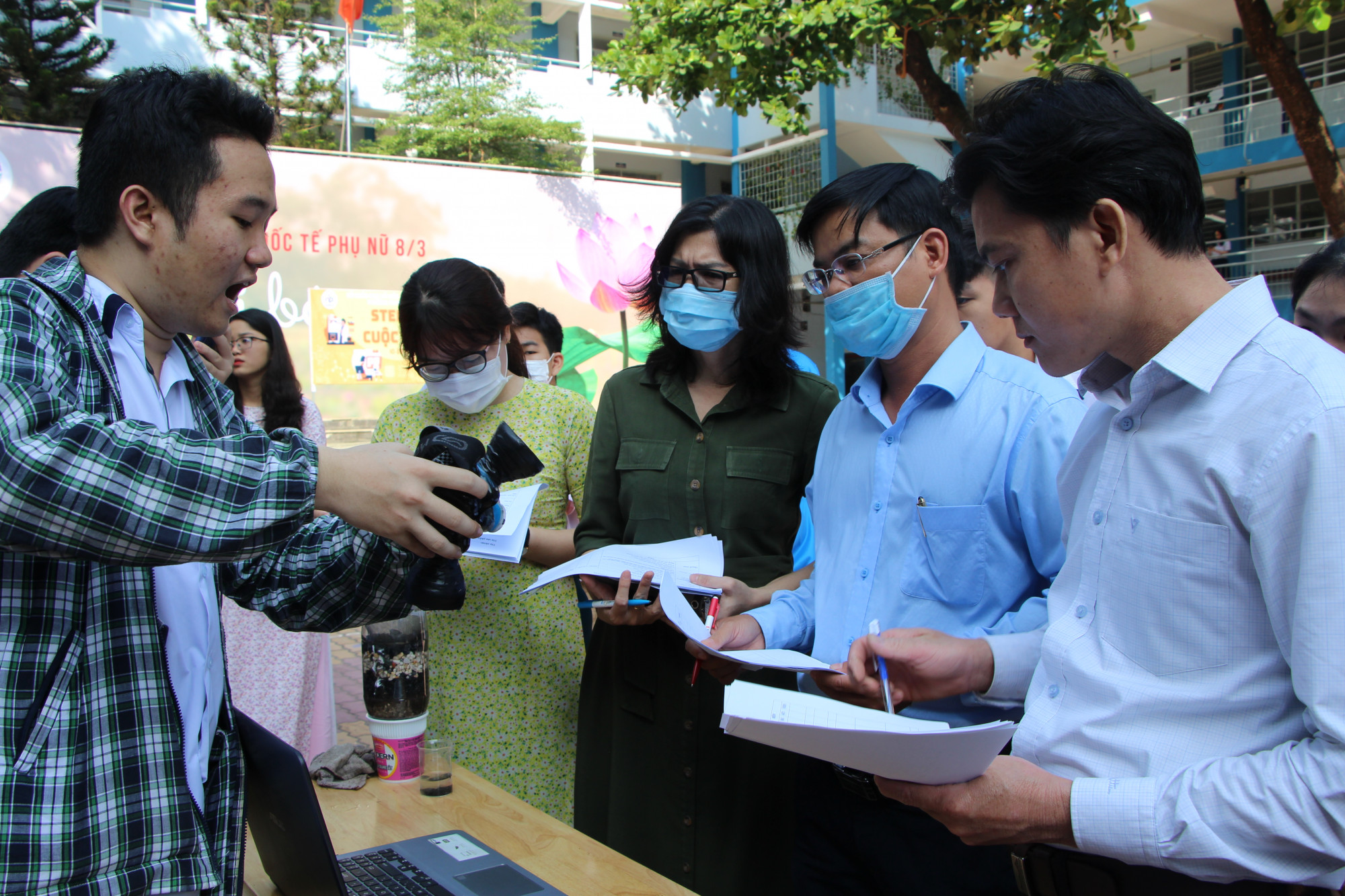 Học sinh Trường THPT Nguyễn Du tự tin thuyết trình trong một hoạt động giáo dục