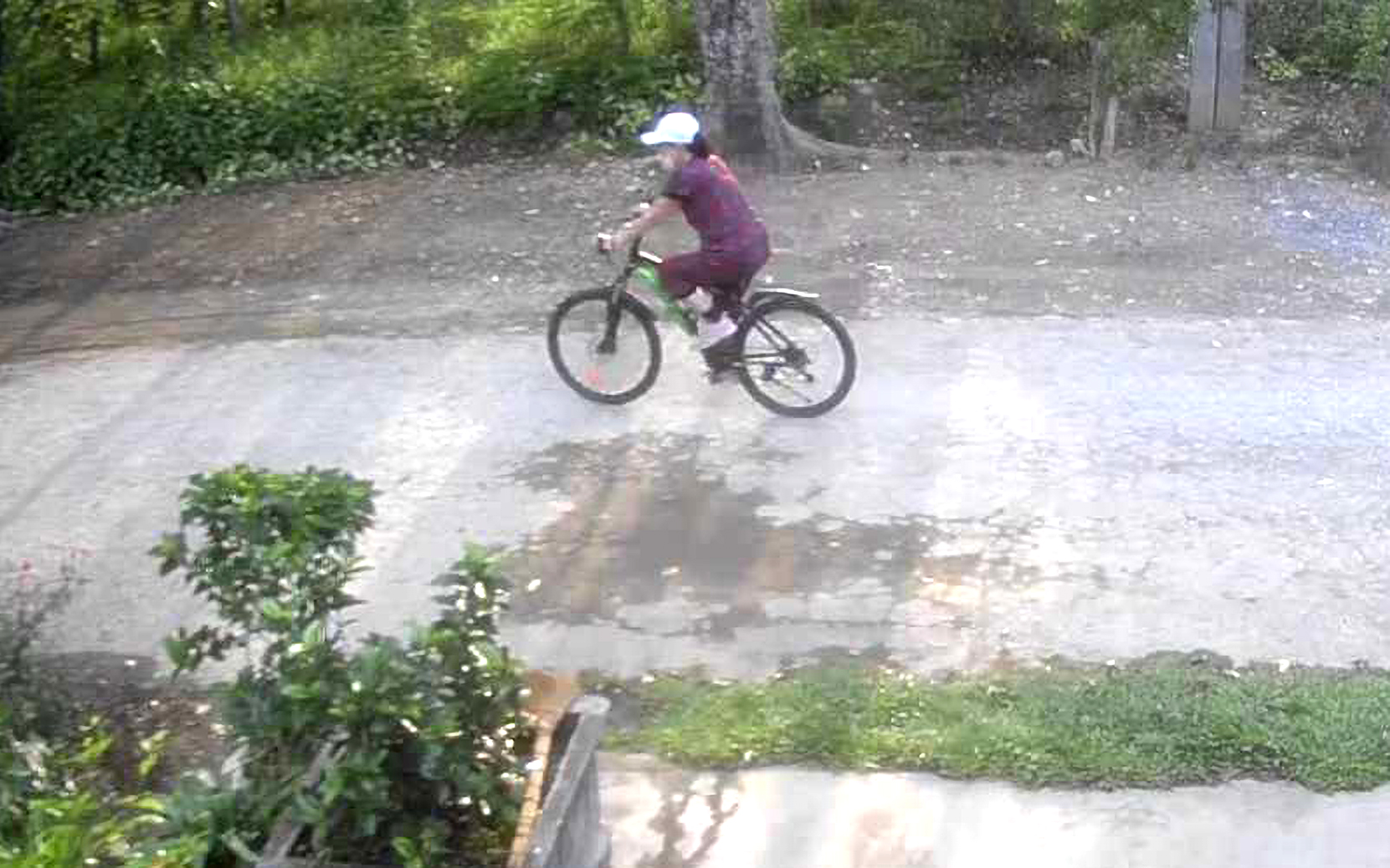 Bà L. đạp xe đi thể dục chiều 30/8 - Ảnh: Khánh Trung