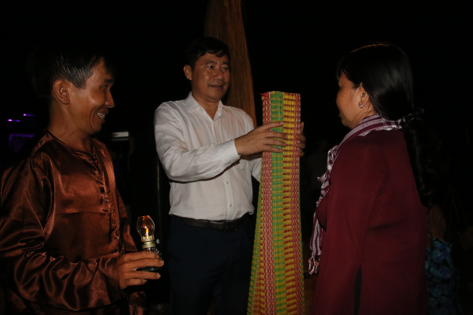 Chủ tịch UBND tỉnh Đồng Tháp Phạm Thiện Nghĩa thăm khu vực người dân tái hiện “Chợ ma Định Yên”