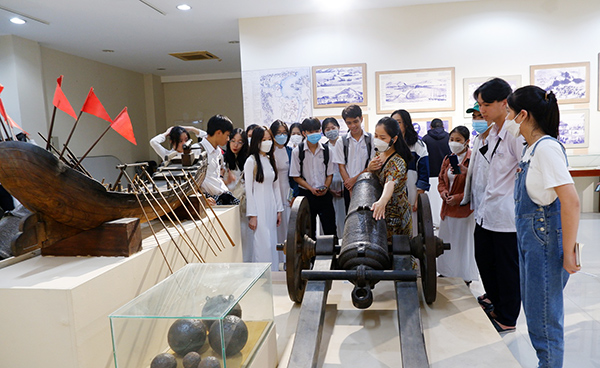 Bảo tàng Đà Nẵng giới thiệu cho các học sinh, sinh viên những hiện vật lịch sử liên quan đến sự kiện Đà Nẵng kháng Pháp 1858 - 1860 - Ảnh: Hải Châu