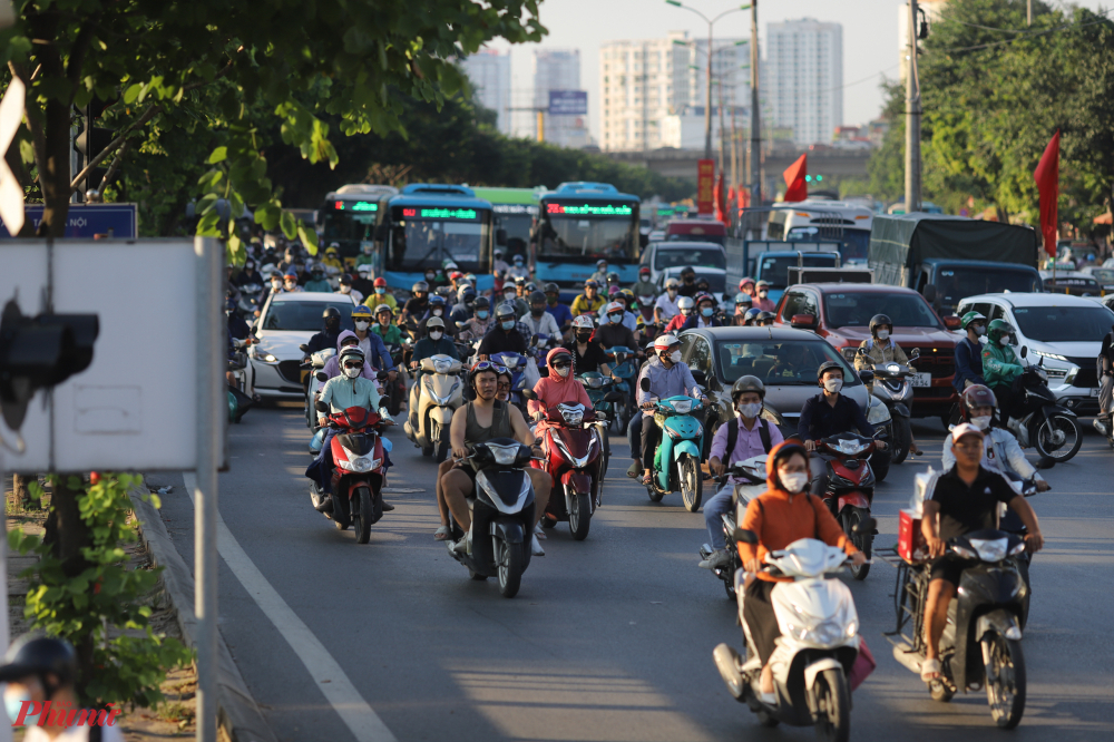 Dòng phương tiện di chuyển rời khỏi Hà Nội theo hướng đường Quốc lộ 1B cũ hướng đi Ngọc Hồi, Thường Tín.