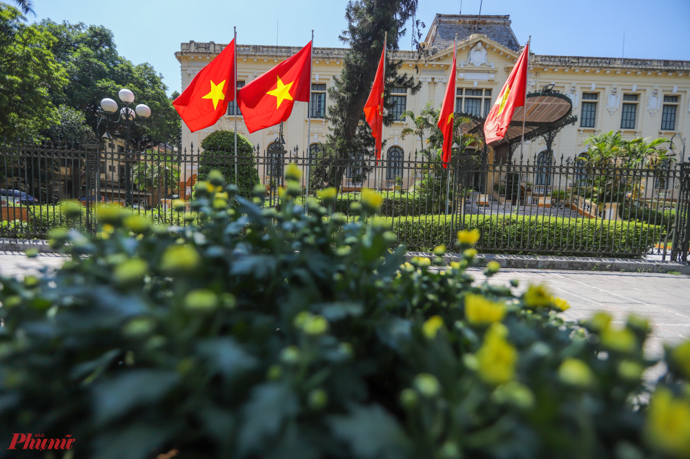 Quốc kỳ tung bay ở toà nhà Bắc Bộ Phủ trên phố Ngô Quyền.