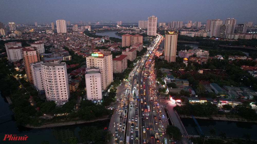 Ghi nhận tại đường Nguyễn Xiển lúc 18h15 ngày 31/8, dòng phương tiện càng ngày càng đông và dự kiến sẽ đông tới đêm nay.