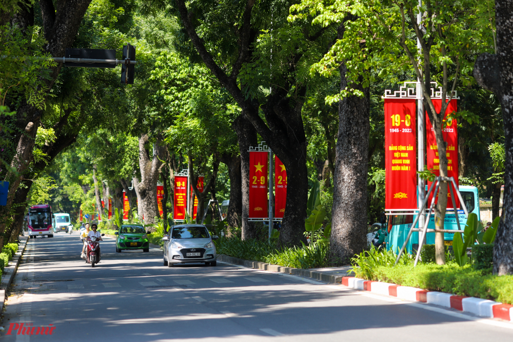 Đường Hoàng Diệu phủ ngợp bởi những pano, biểu ngữ chào mừng ngày Quốc Khánh.