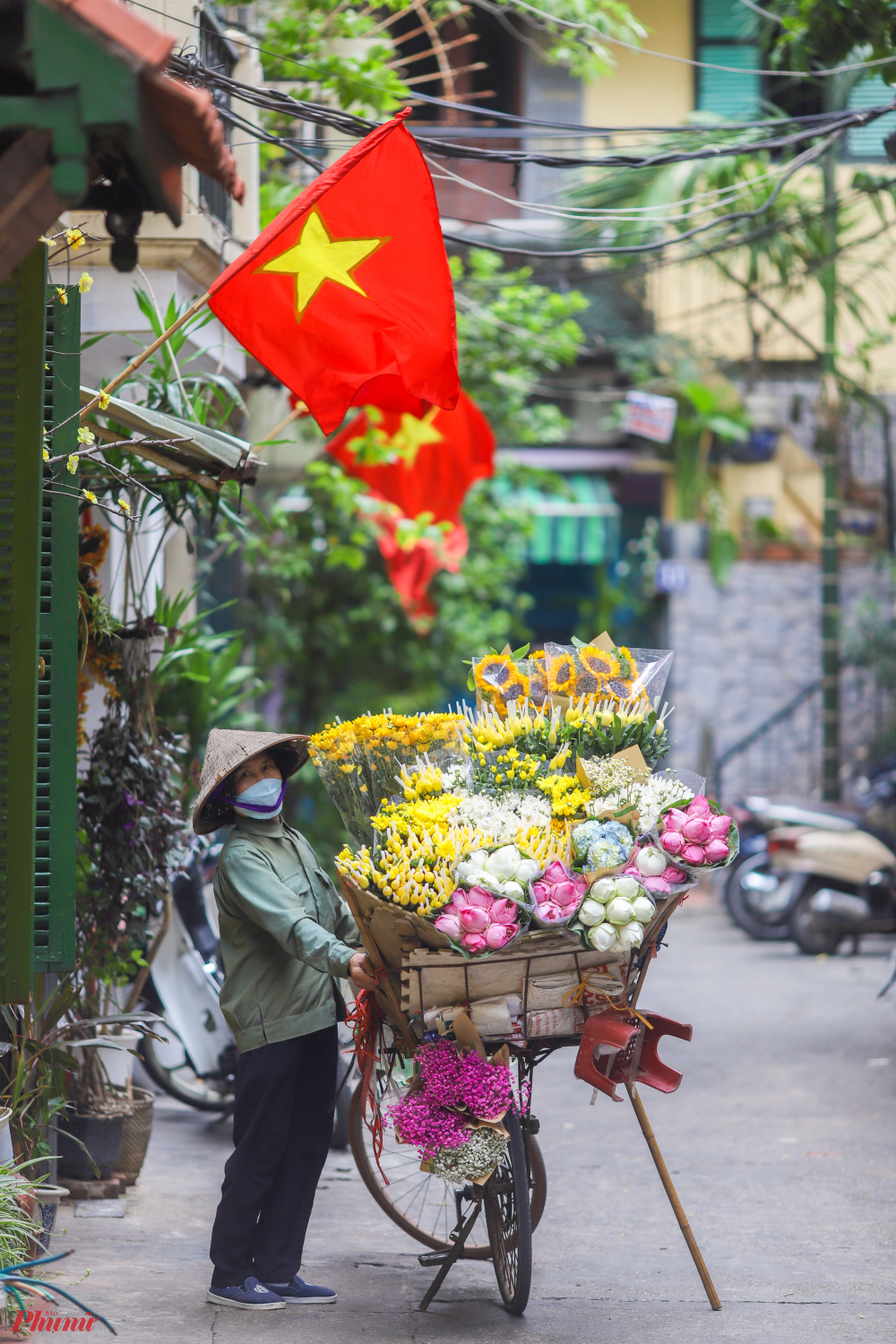 Những gánh hoa rong cùng với hàng lá cờ Tổ Quốc, tất cả làm nên một không khí mùa thu Hà Nội.