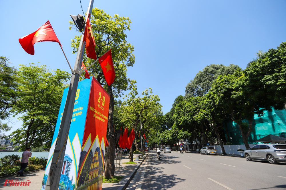 Một dọc đường Đinh Tiên Hoàng với Quốc kỳ và Đảng Kỳ tung bay trong nắng thu.