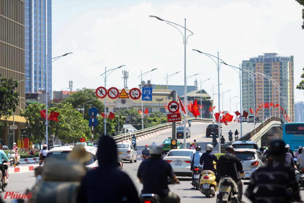 Cầu vượt đường bộ phố Nguyễn Chí Thanh với cờ hoa trang trí ở hai bên thành cầu.