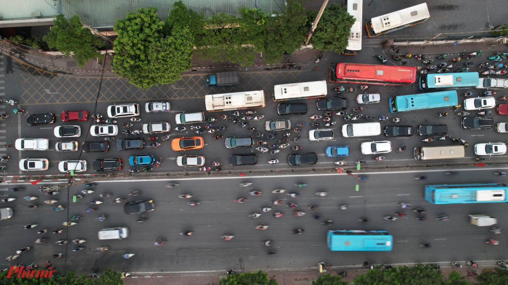Các phương tiện ùn tắc theo hướng rời khỏi Hà Nội. 