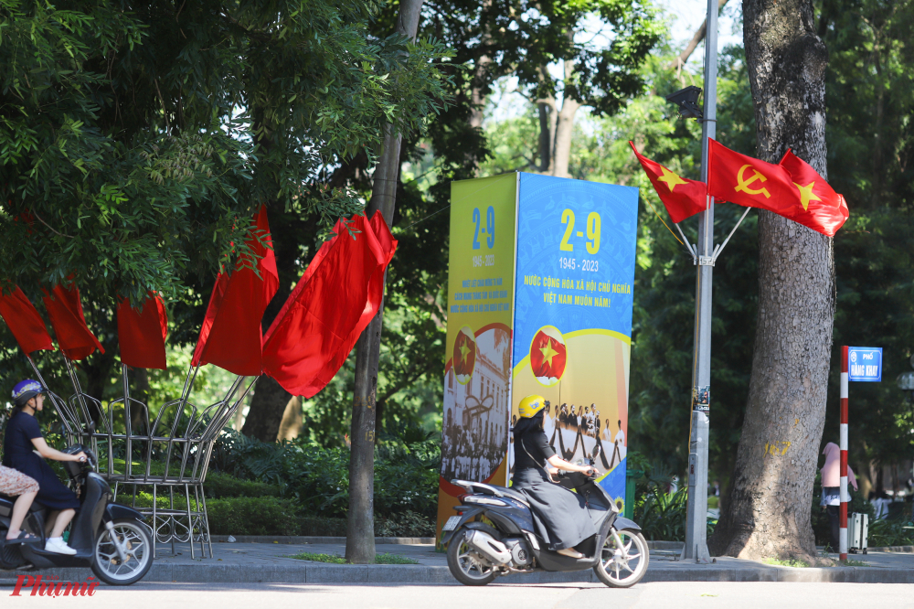 Những tuyến phố chính xung quanh Hồ Hoàn Kiếm được trang trí với cờ hoa, pano, biểu ngữ và áp phích cỡ lớn.