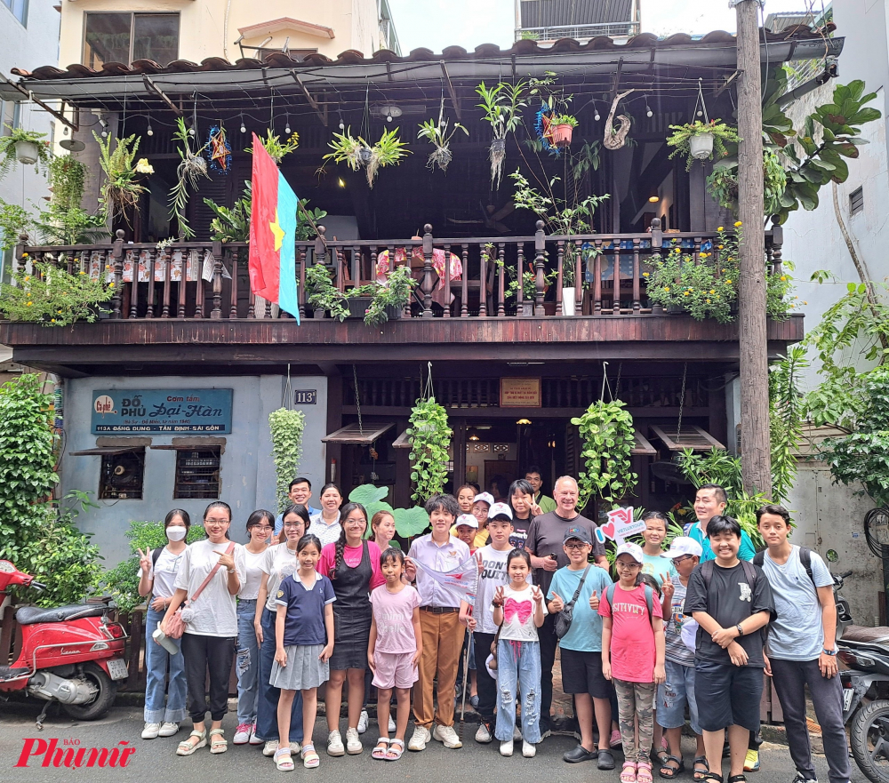 Đoàn khách trong tour biệt động Sài Gòn chụp ảnh lưu niệm tại quán cà phê Đỗ Phủ, đường Đặng Dung (quận 1)