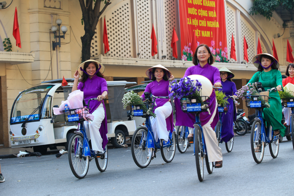 Chương trình thêm ý nghĩa hơn khi được tổ chức vào đúng dịp Quốc khánh 2/9 khi nhiều tuyến phố được trang hoàng khẩu hiệu mừng ngày Độc lập.