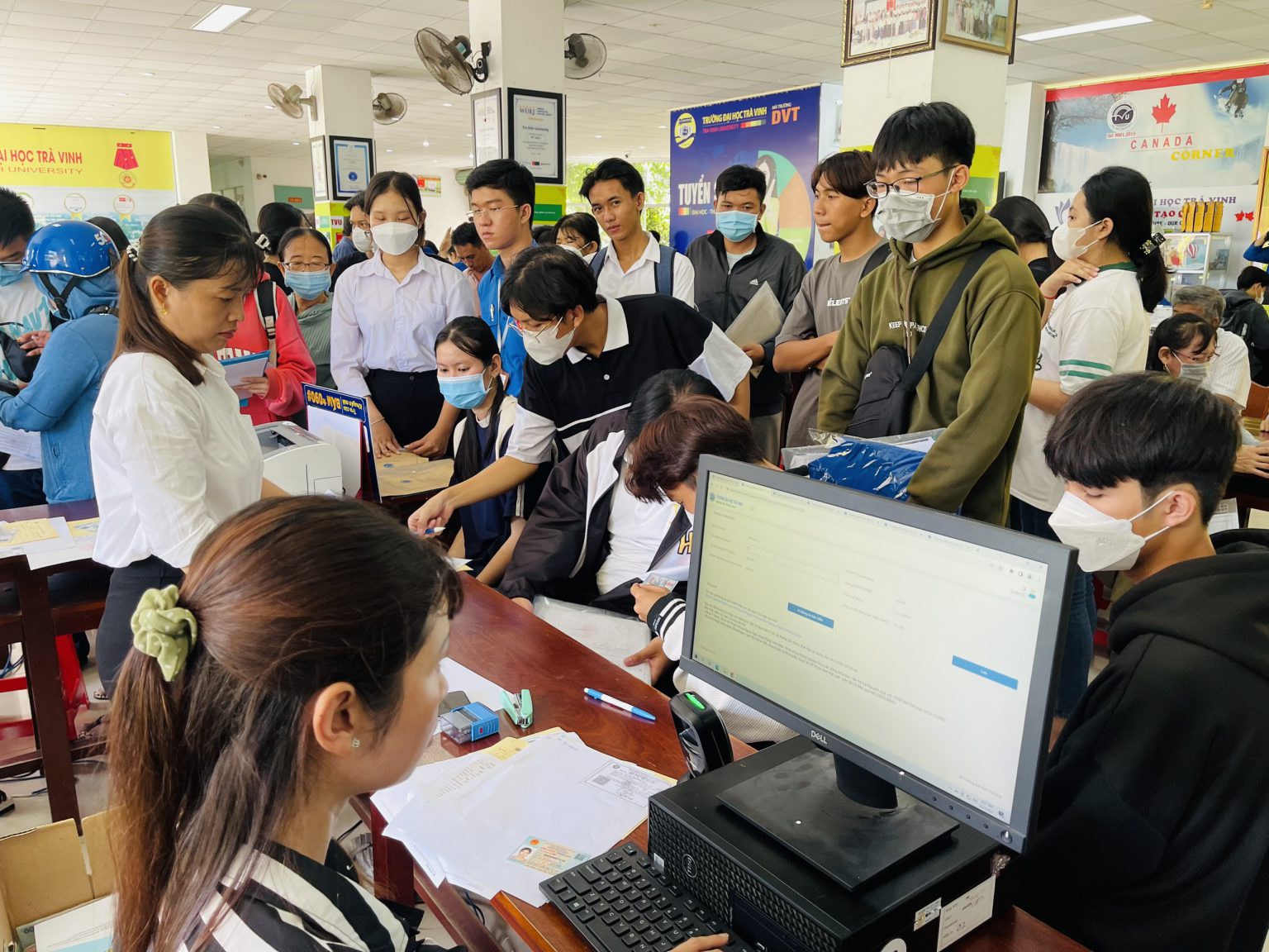 Các thí sinh đến Trường đại học Trà Vinh làm thủ tục nhập học