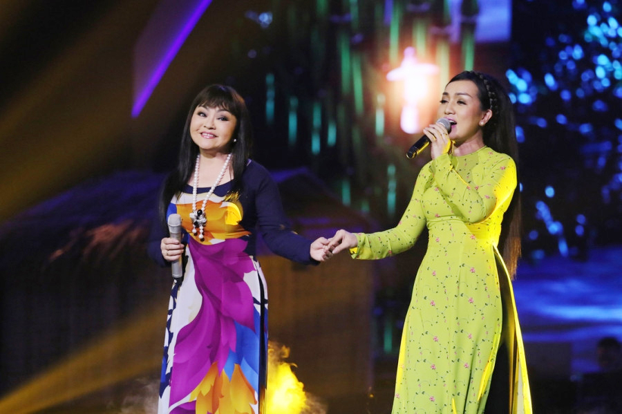 Ca sĩ Hà Vân hát chung với ca sĩ Hương Lan trong liveshow của bà vào năm 2018