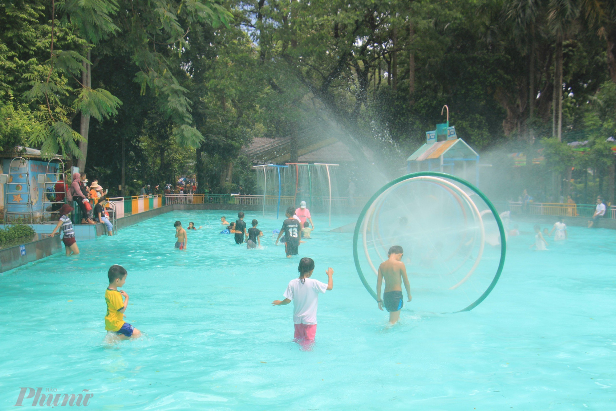 Khu vực công viên nước bên trong Thảo Cầm Viên luôn thu hút lượng lớn các em nhỏ vui chơi trong thời tiết khá nắng nóng.