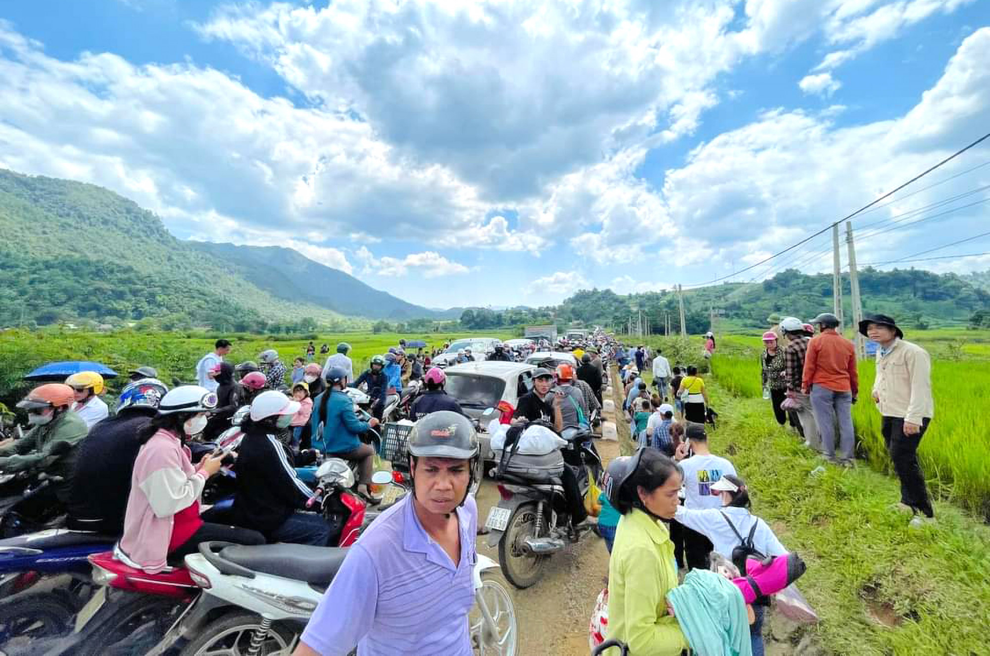 Hàng vạn người đổ về khiến đường vào Chợ phiên người Mông tắc cứng - Ảnh: Khánh Trung