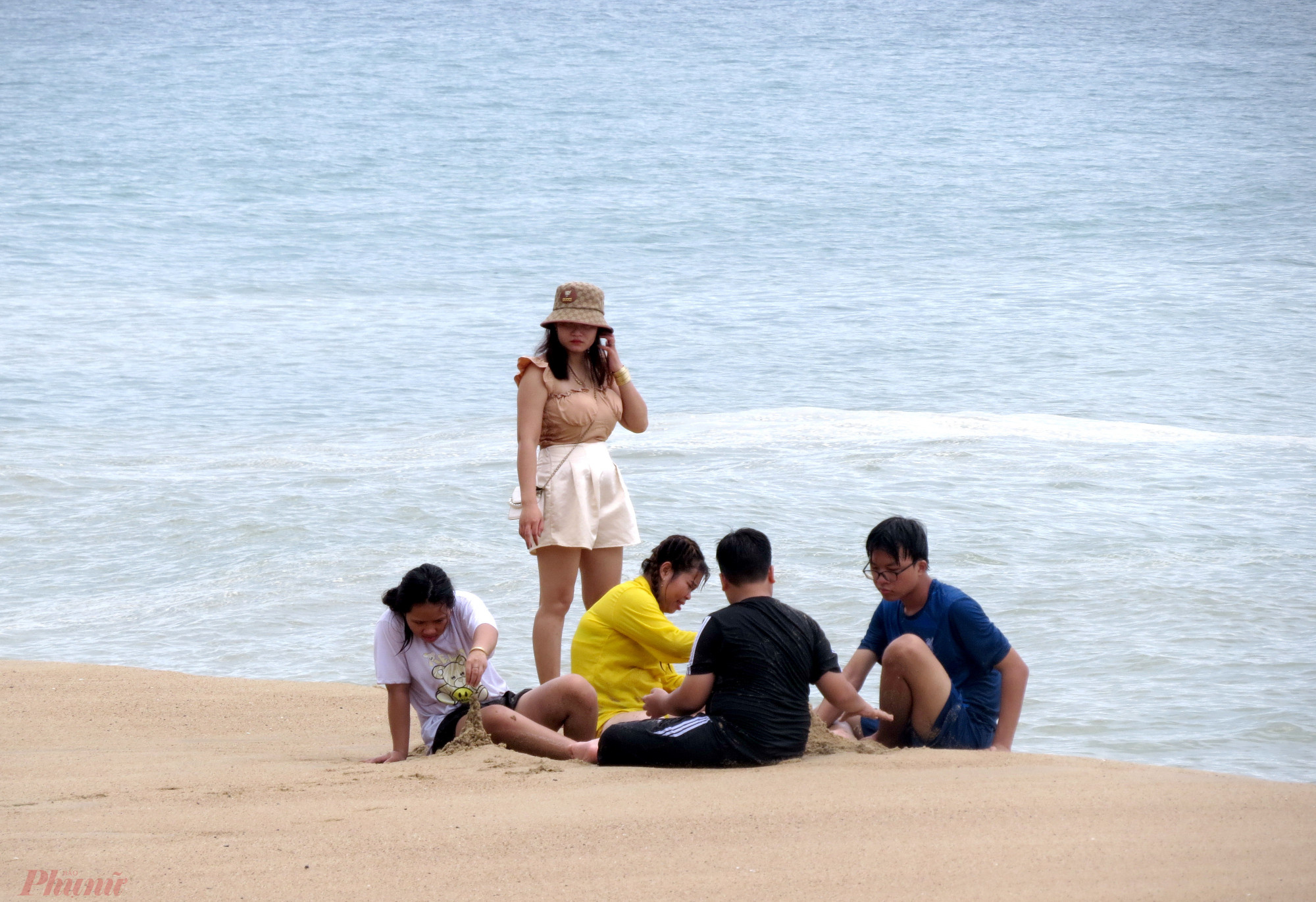 Du khách vui chơi trên bãi biễn Nha Trang. Do sóng biển khá lớn nên số lượng du khách tắm biển không đông