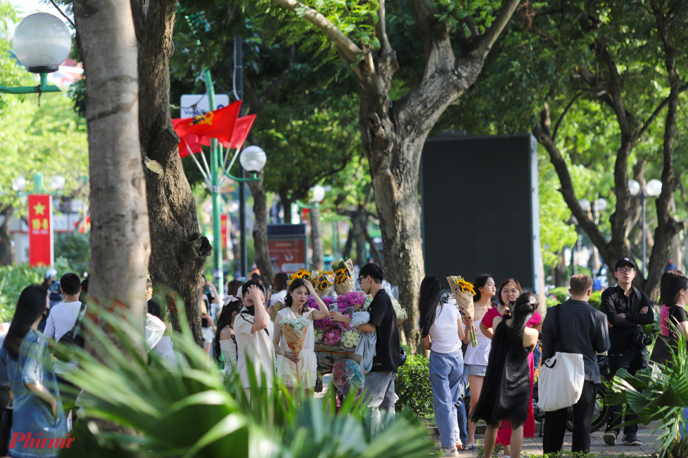 Hình ảnh đông đúc ở Hồ Tây đoạn qua đường Thanh Niên trong chiều nghỉ lễ đầu tiên.