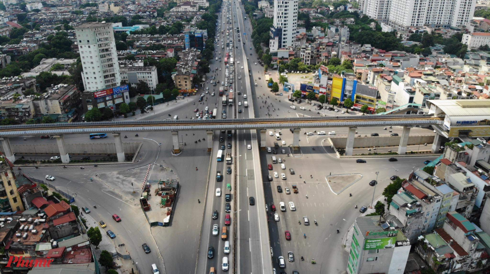 Hình ảnh ùn tắc theo hướng rời khỏi thành phố Hà Nội đường vành đai 3 trên cao đoạn qua nút giao thông Nguyễn Trãi - Khuất Duy Tiến - Nguyễn Xiển.