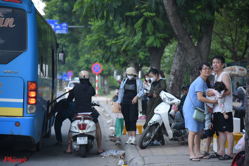 Chị Lê Thị Thu Hằng (Ninh Bình) cho biết: 'Do biết sẽ tắc đường nên nhà tôi quyết định không về từ ngày hôm qua mà về nhà từ 5h sáng nay. Tuy nhiên, quãng đường chưa đầy 100km bình thường đi chỉ hơn 1 tiếng bằng xe cá nhân nay phải tốn mất 3 tiếng rưỡi'.