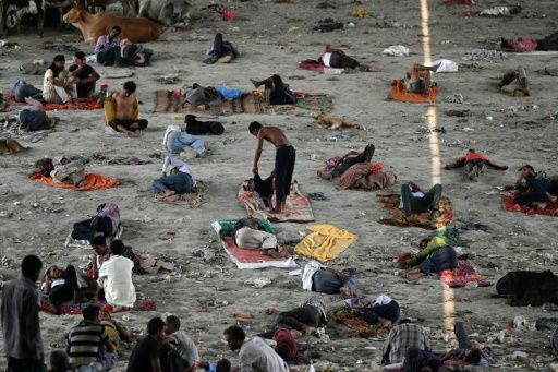 Những người vô gia cư nghỉ ngơi dưới gầm cầu để tránh cái nóng vào một buổi chiều hè nóng bức ở New Delhi  