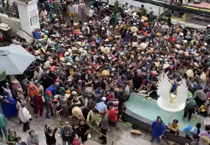 Cảnh hàng trăm người chen lấn giành đồ từ thiện - Ảnh: Cắt từ clip