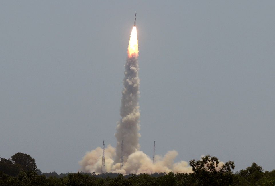 Tên lửa PSLV-C57 của Ấn Độ phóng to mang theo tàu vũ trụ Aditya-L1 từ Trung tâm vũ trụ Satish Dhawan ở Sriharikota, - Ảnh: Stringer /Reuters