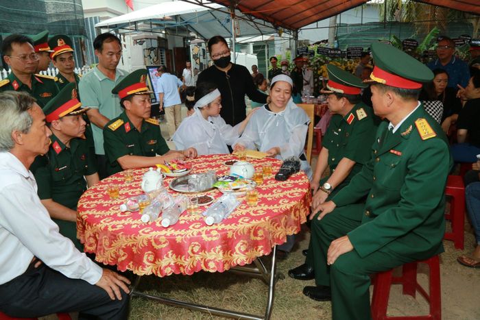 Lãnh đạo Bộ Tư lệnh Quân khu 5 tới thăm hỏi, động viên vợ con Trung tá Trương Hồng Kỳ.
