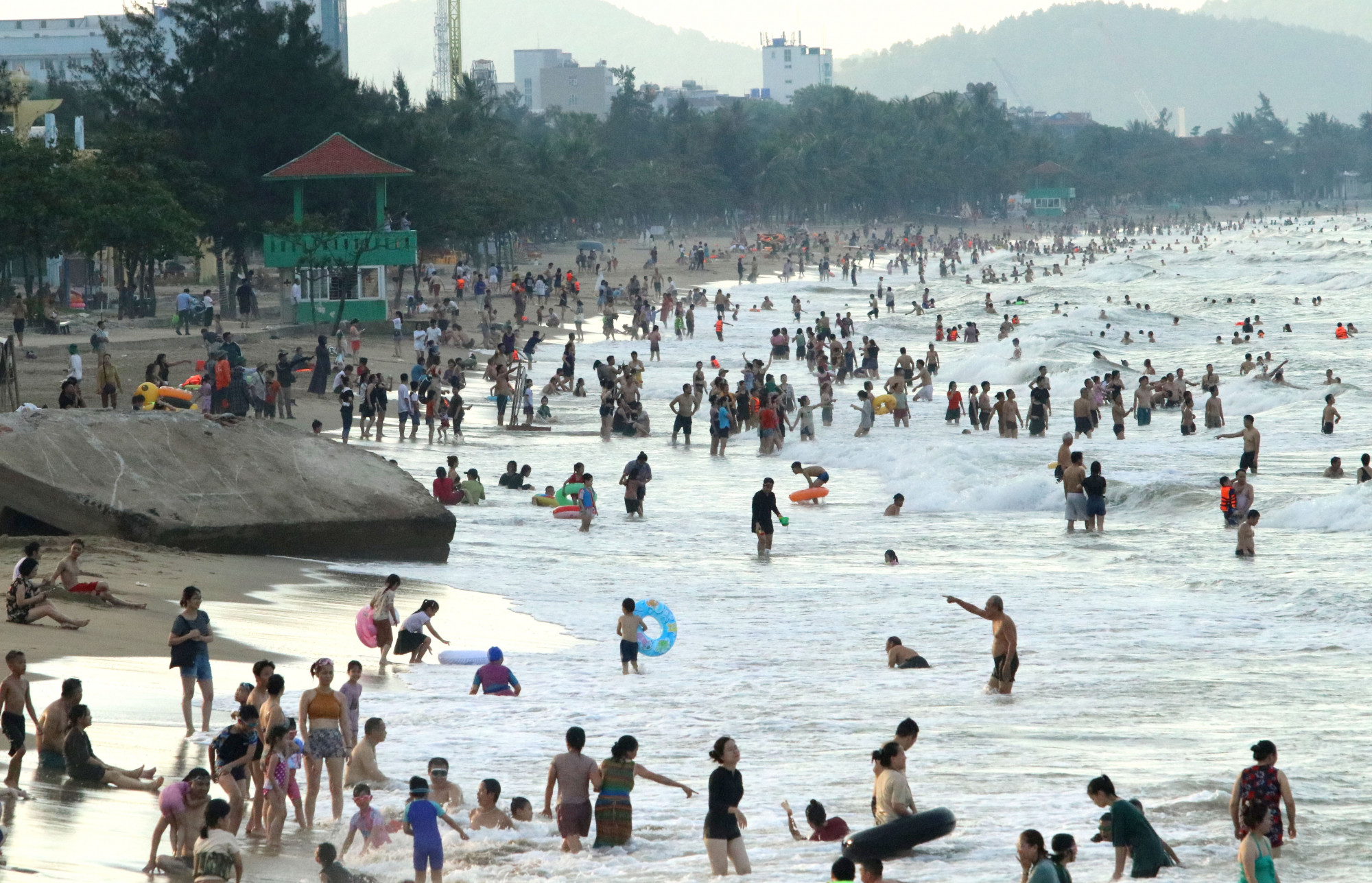 Số lượng du khách đổ về biển Cửa Lò dịp nghỉ lễ tăng vọt nhờ thời tiết nắng nóng - Ảnh: Phan Ngọc