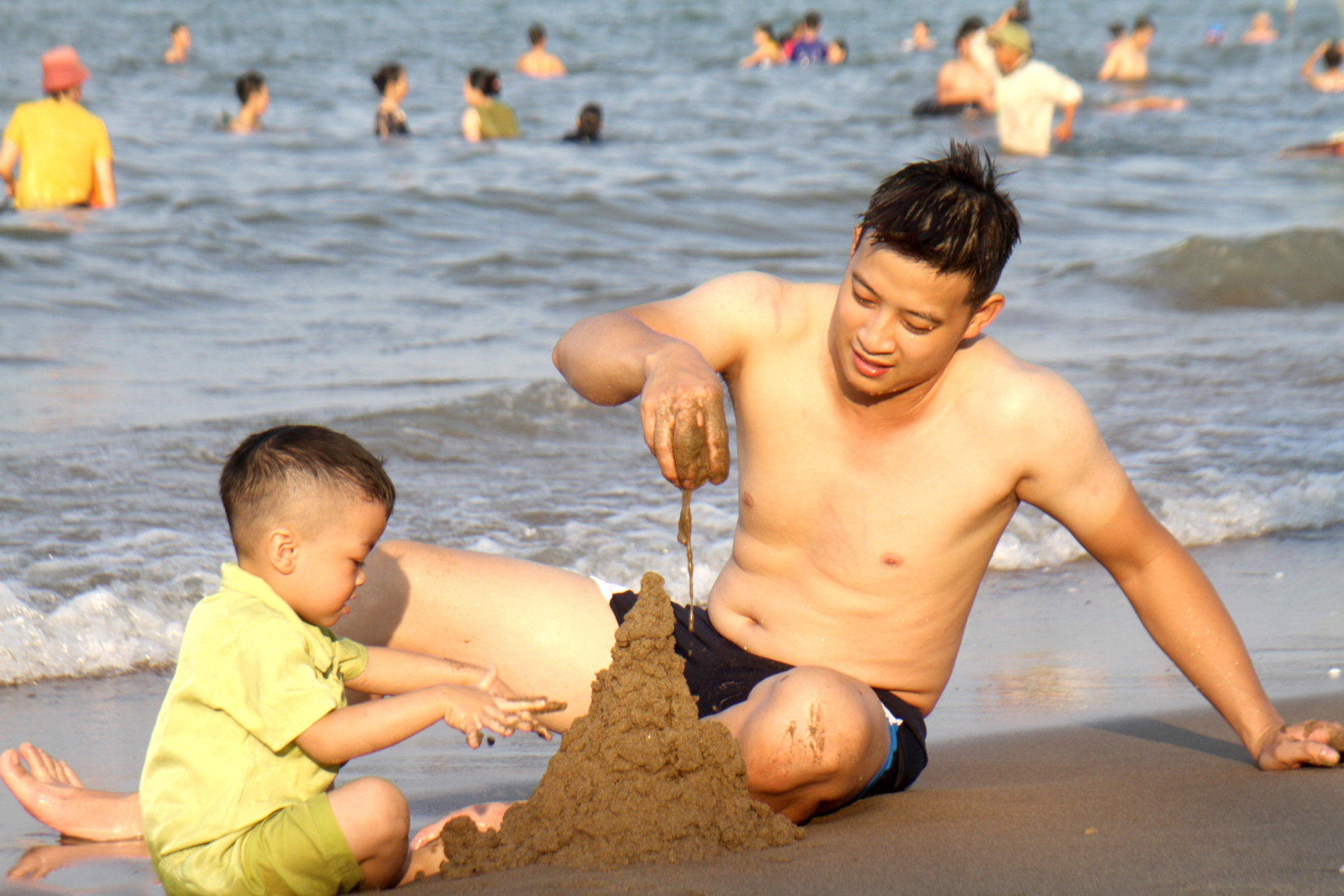 Thời tiết nắng nóng, nhiều du khách chọn bãi biển làm nơi tắm mát trong những ngày đầu nghỉ lễ 2/9 - Ảnh: Phan Ngọc