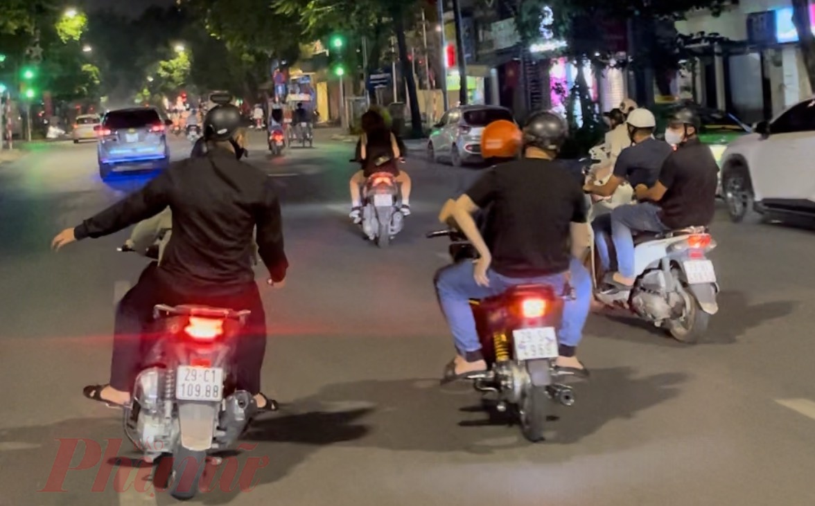 Khi đến đường Đại Cồ Việt, tổ công tác áp sát dừng xe máy, thanh niên trong đoàn xe. Khi được yêu cầu xuất trình giấy tờ theo quy định, nam thanh niên tên M. trú tại Hoàng Mai (Hà Nội) không xuất trình được giấy phép lái xe cũng như đăng ký xe