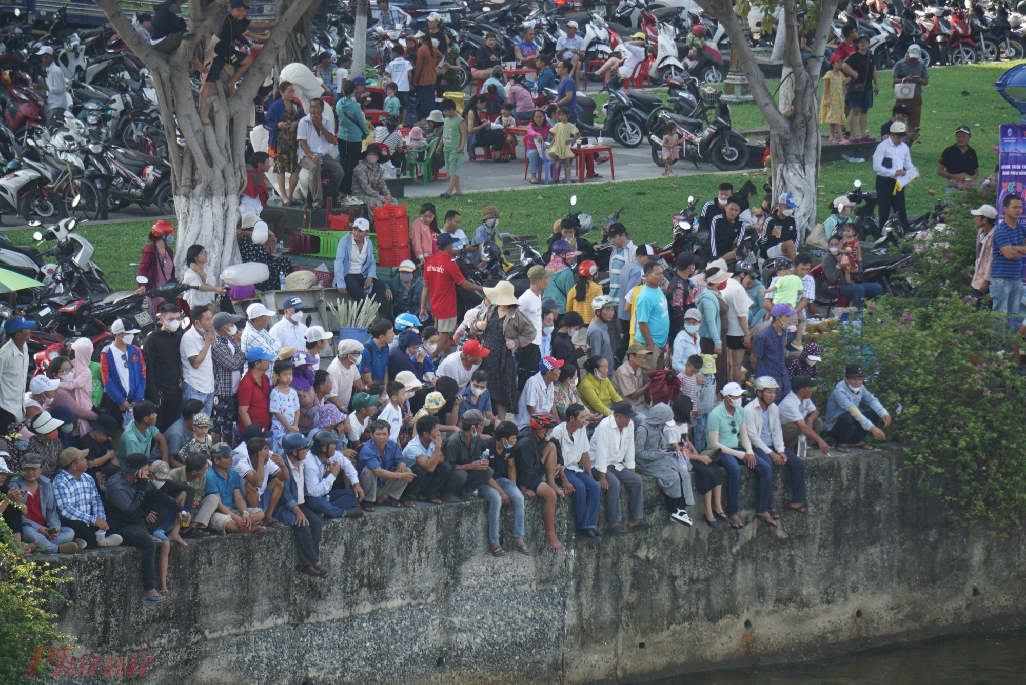 Đông đảo người dân, du khách đã đổ về hai bên bờ sông Hàn để theo dõi, cổ vũ cho các đội thuyền đua thi đấu.