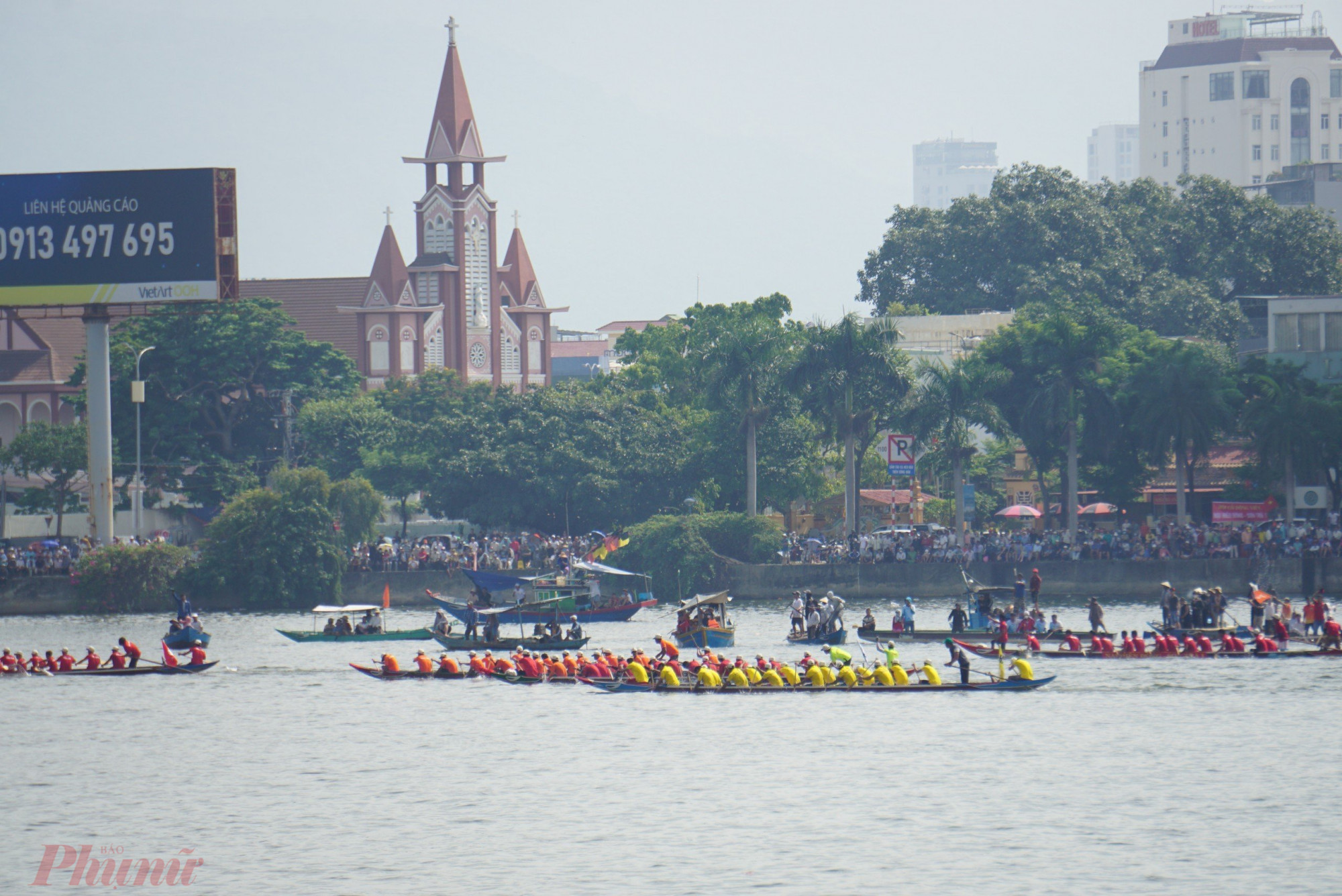 Điểm đặc biệt giải đua lần này đều sử dụng thuyền gỗ truyền thống quen thuộc với đời sống của ngư dân vùng Duyên hải Trung bộ.