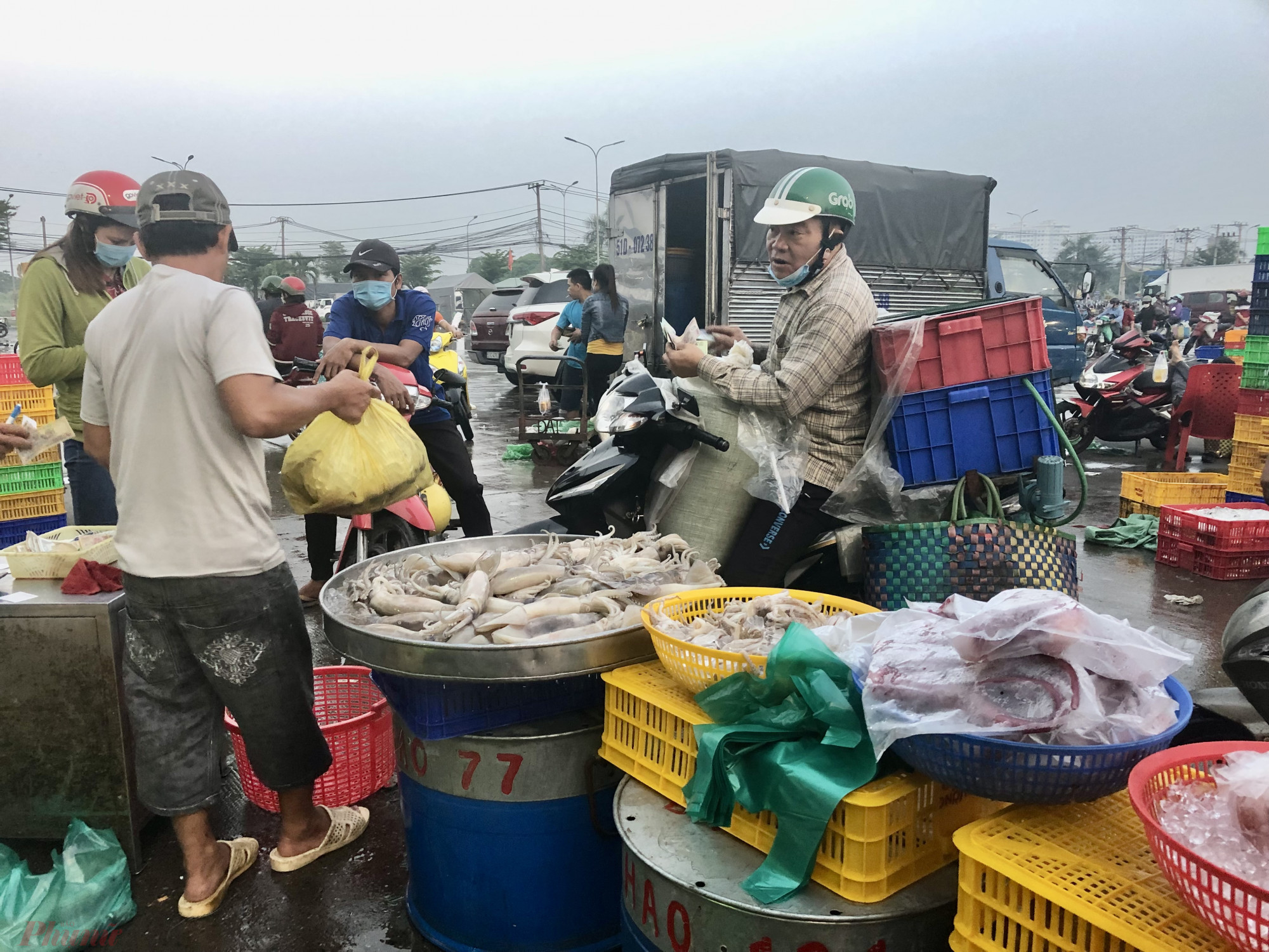 Đại diện Ban quản lý chợ Bình Điền - cho biết, Theo đại diện chợ đầu mối Bình Điền, lúc bình thường, lượng hàng về chợ khoảng 2.000 tấn/đêm; trong dịp lễ này, lượng hàng tăng thêm khoảng 20 - 30%, giá cả ổn định. Đặc biệt, sức mua tôm, cua, ốc, nghêu tăng gấp đôi, sức mua các loại cá biển, cá đồng, rau củ quả cũng tăng mạnh. 