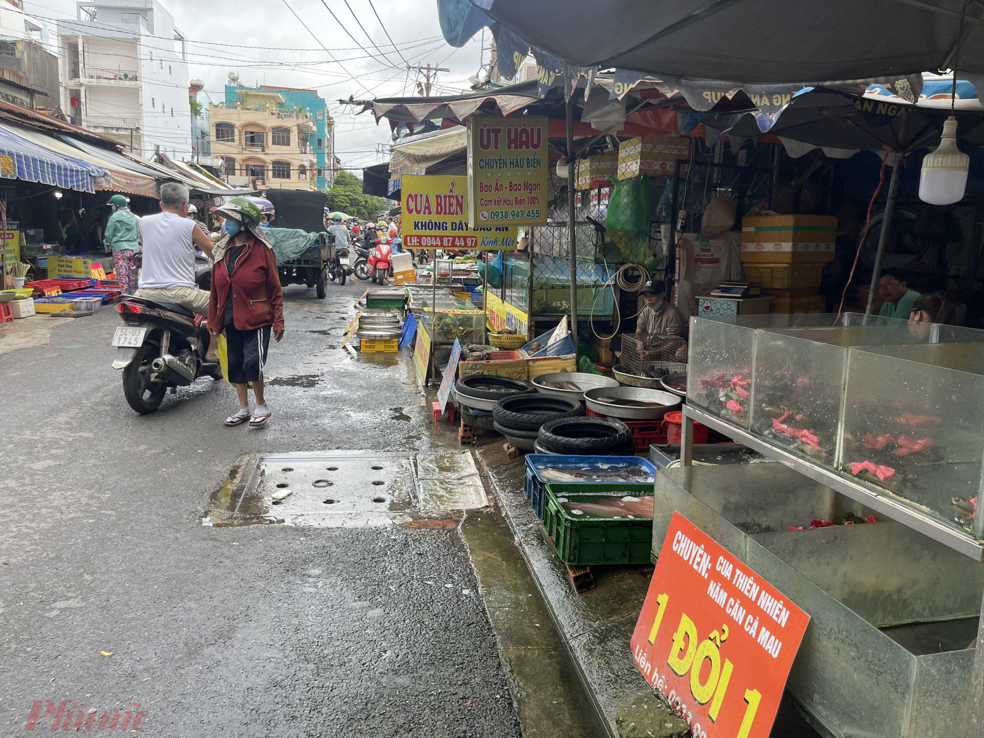 Khách đến chợ cũng khá vắng chứ không đông đúc như các dịp lễ trước. Ảnh: Nguyễn Cẩm