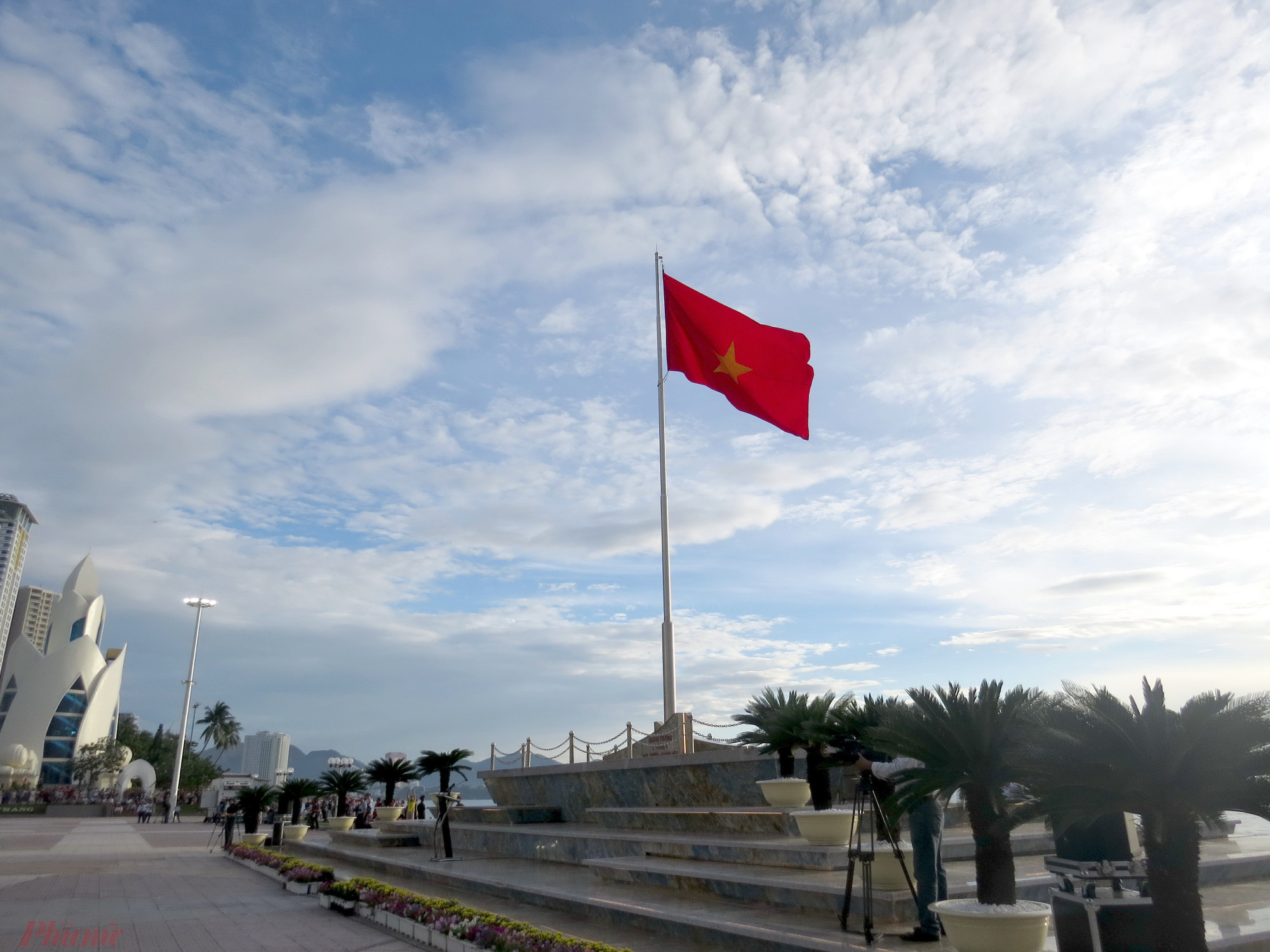 Lá cờ Tổ quốc tung bay trên đỉnh cột cờ 