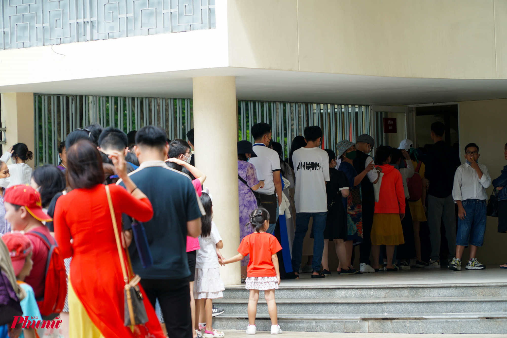 Tại Dinh Độc Lập, người dân và du khách phải xếp hàng chờ đến lượt mua vé vào tham quan