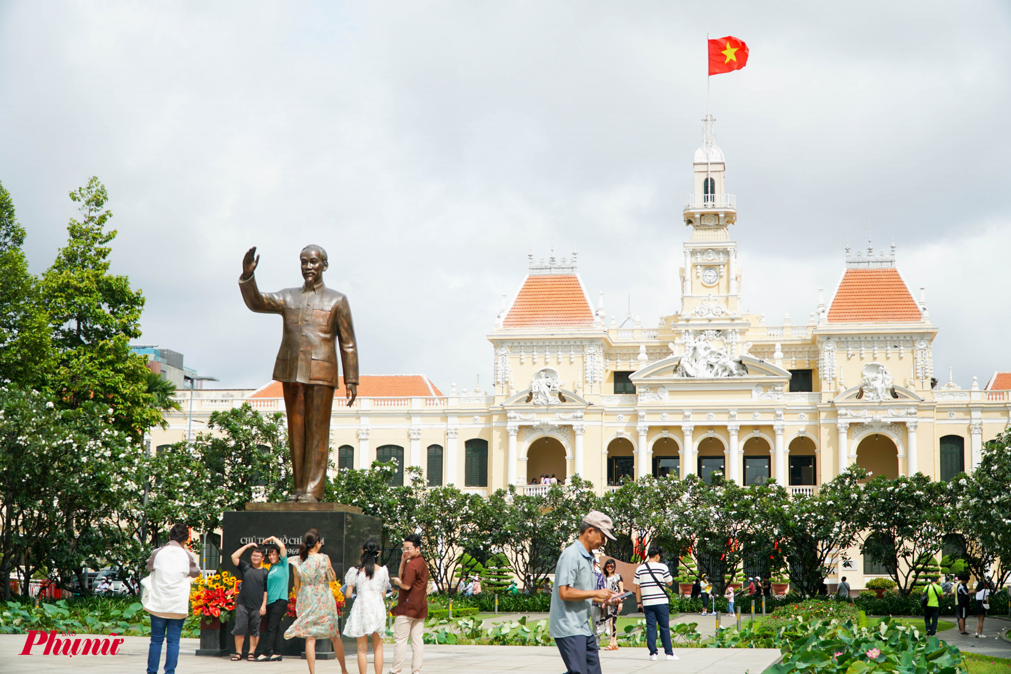 Người dân khắp nơi đều muốn được chụp ảnh cùng tượng Bác tại phố đi bộ Nguyễn Huệ