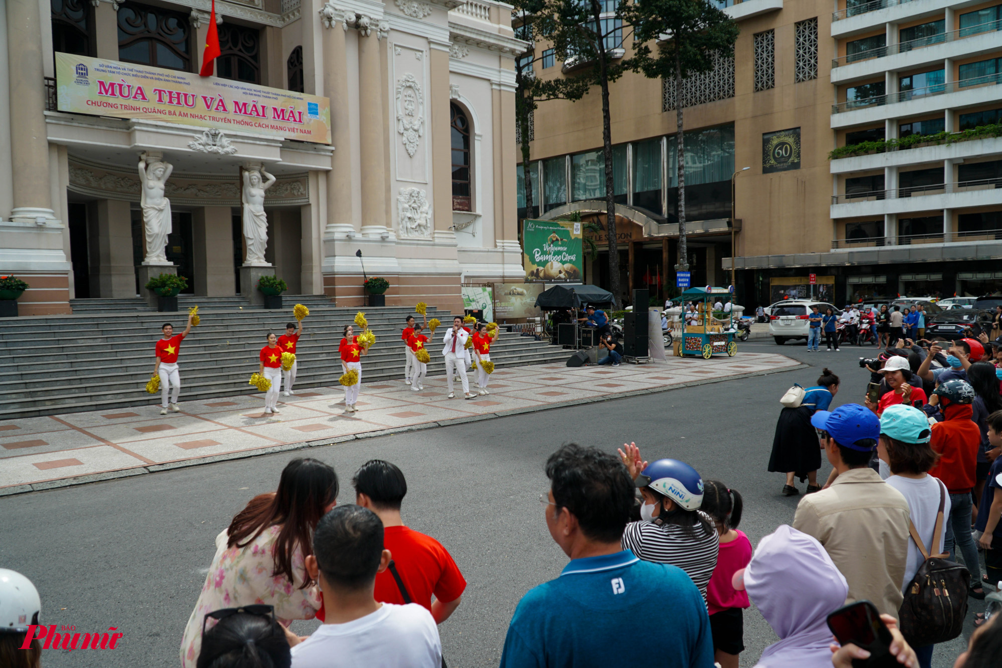 Khu vực nhà hát Thành phố, các ca sĩ đang trình diễn những ca khúc hào hùng cách mạng, chủ đề xây dựng thành phố, tình yêu quê hương và con người Việt Nam