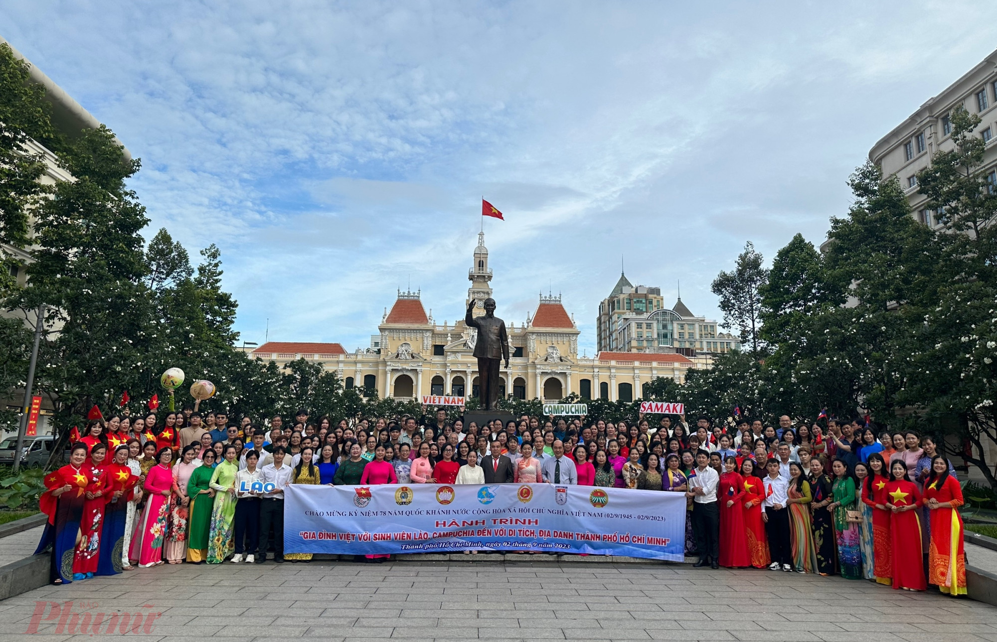 Ngày 2/9, Hội LHPN TPHCM tổ chức chương trình đồng hành “Gia đình Việt với sinh viên Lào, Camphuchia đang học tập tại TPHCM”, năm 2023. Sự kiện thêm phần ý nghĩa khi được tổ chức đúng vào dịp kỷ niệm 78 năm Cách mạng tháng Tám thành công (19/8/1945 - 19/8/2023) và Ngày Quốc khánh Nước Cộng hòa Xã hội Chủ nghĩa Việt Nam (2/9/1945 - 2/9/2023), góp phần thắt chặt mối quan hệ truyền thống, đoàn kết, hợp tác toàn diện Việt Nam - Lào, Việt Nam - Campuchia