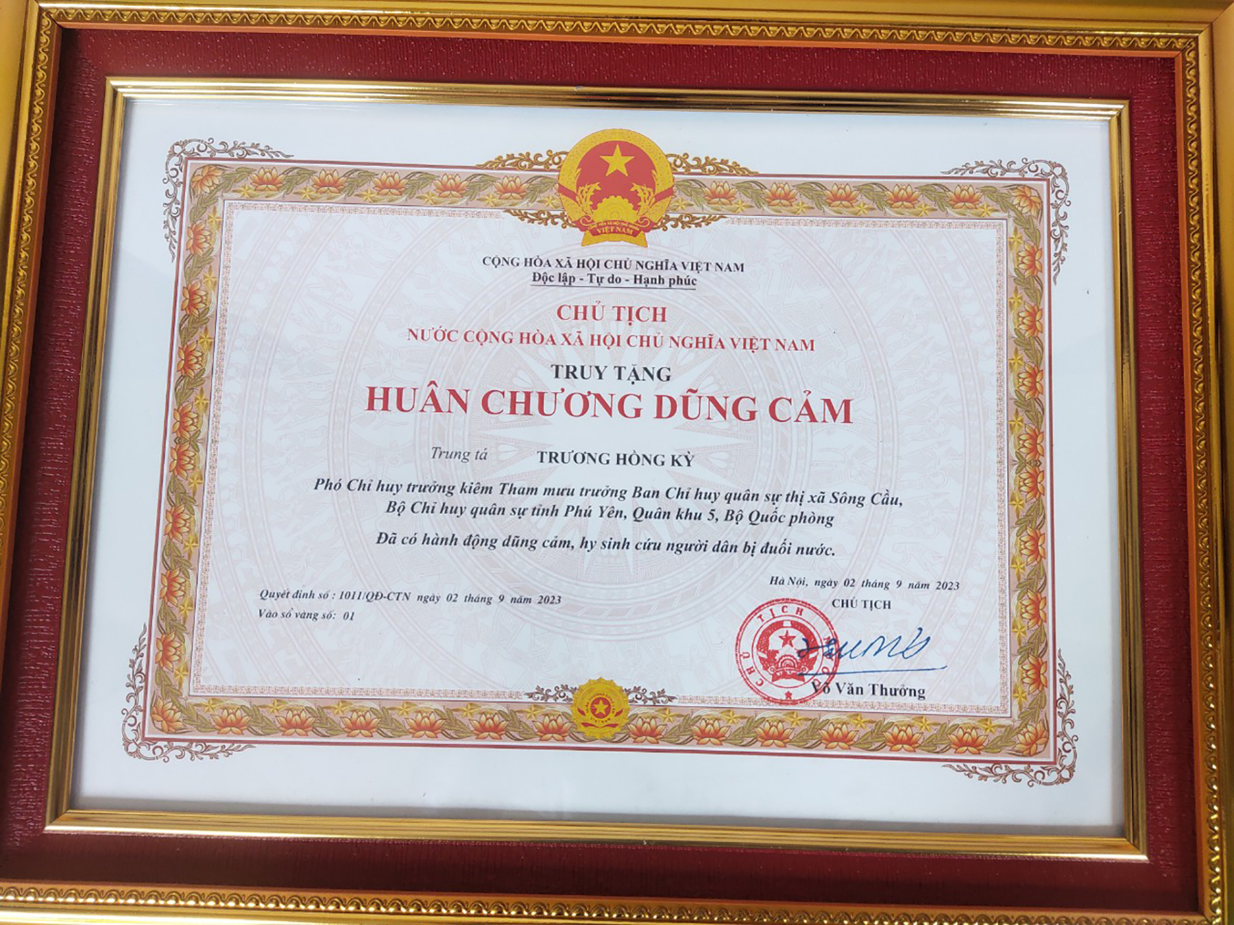 Ngày 2/9, Chủ tịch nước Võ Văn Thưởng ký Quyết định số 1011/QĐ-CTN truy tặng Huân chương Dũng cảm cho Trung tá Trương Hồng Kỳ.